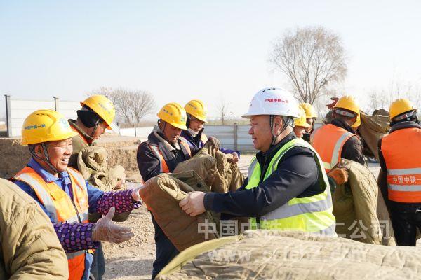 为一线工人赠与棉衣